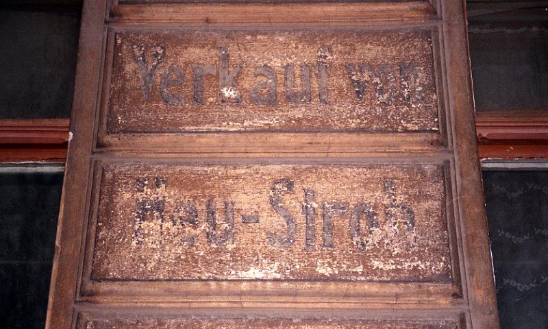 Görlitz, Bahnhofstr. 7, 31.10.2000 (3).jpg - Verkauf von Heu - Stroh